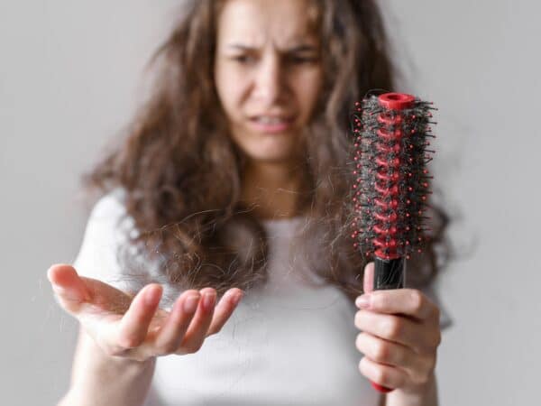 Queda de cabelo em mulheres: causas, desafios e tratamentos