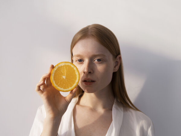 ÁCIDO ASCÓRBICO (VITAMINA C): BENEFÍCIOS COMPROVADOS PARA A PELE DO ROSTO